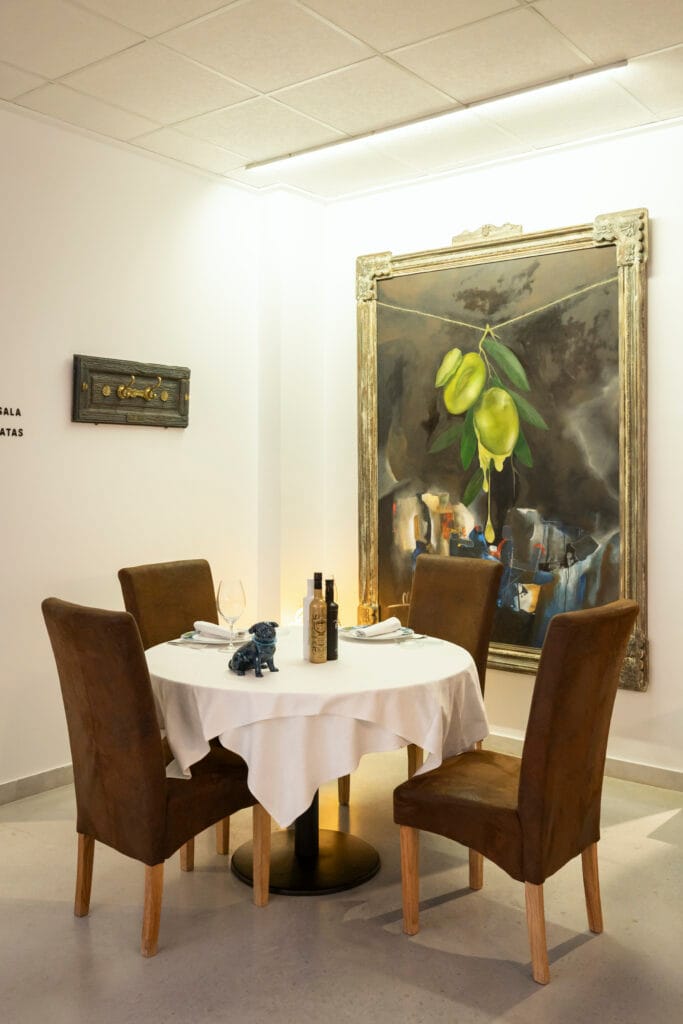 Ambiente exclusivo y tranquilo. Disfruta de una cena íntima en El Racó de la Xara, rodeado de arte y con la mejor cocina de producto.