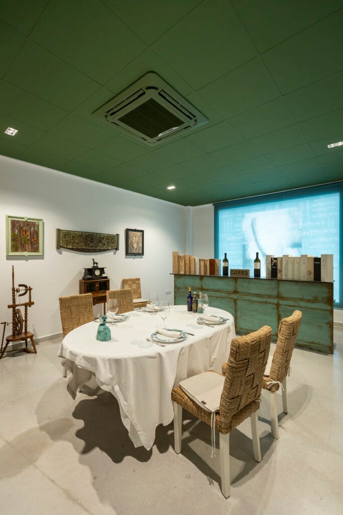 Ambiente único y con personalidad. Descubre el interiorismo tradicional de El Racó de la Xara. Gastronomía de producto en un entorno especial.