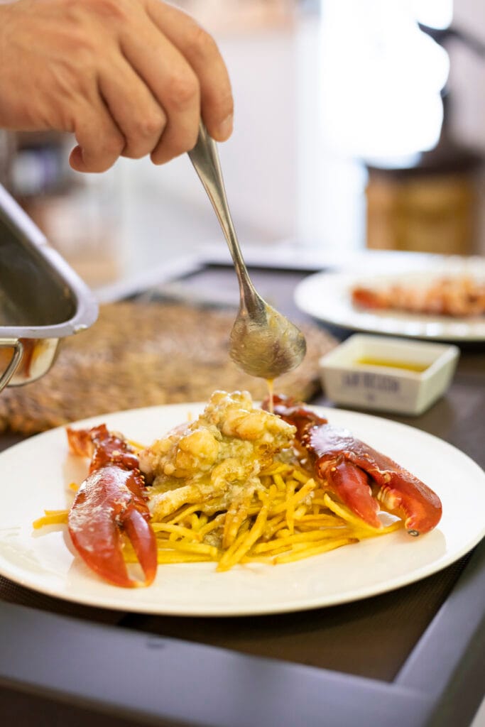 Bogavante y marisco fresco de la lonja. Disfruta de la excelencia de la cocina de mercado en El Racó de la Xara, tu restaurante íntimo en La Xara.