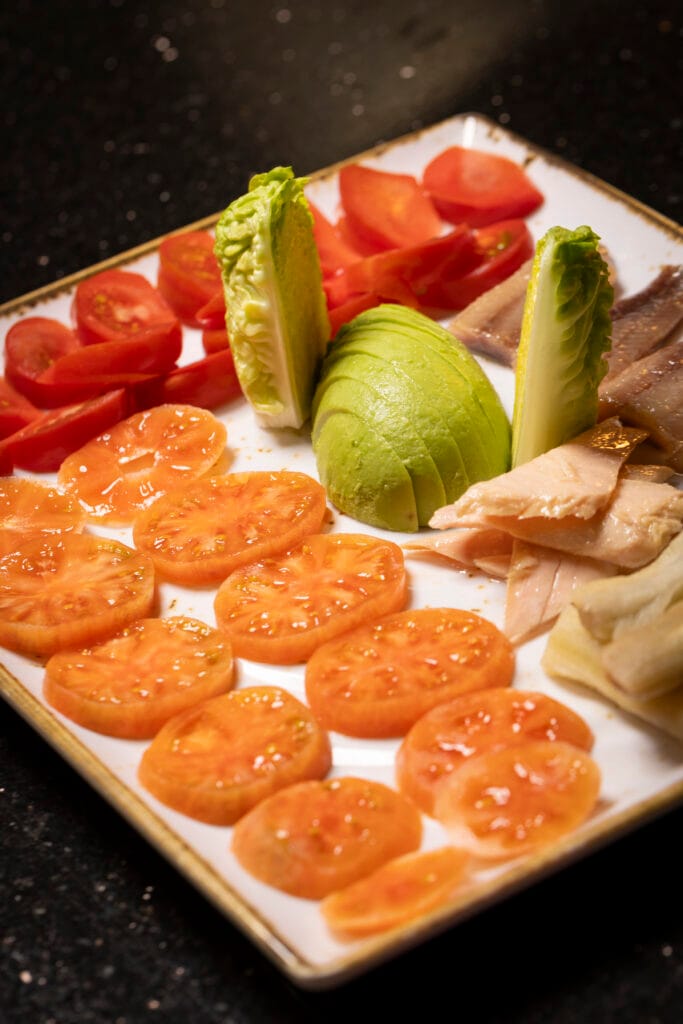 Ensalada de tomate valenciano, aguacate y salazones. La mejor materia prima de mercado. Producto 95% en El Racó de la Xara, Dénia.