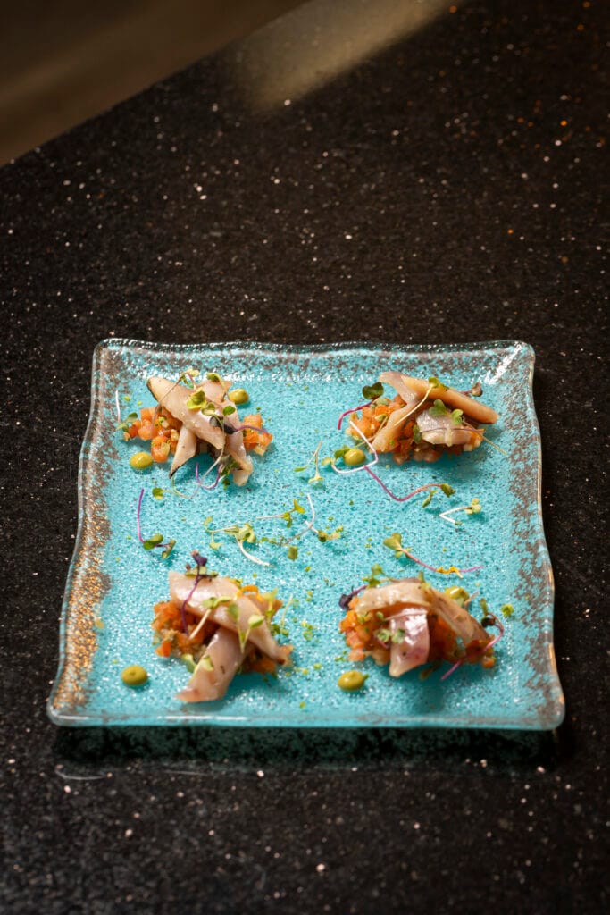 La esencia del Mediterráneo: erizos de mar frescos y de temporada. Máxima intensidad de sabor en nuestra cocina de producto. ¡Reserva en La Xara!