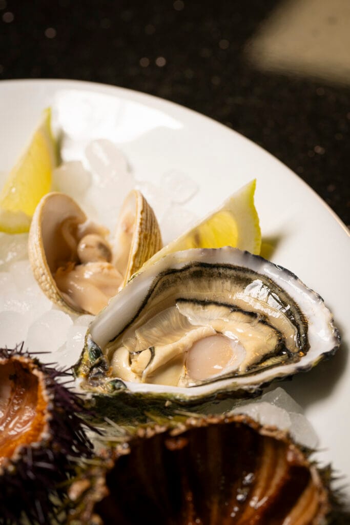 Ostras y marisco de lonja. Máxima frescura y producto. Disfruta de la excelencia del mar en El Racó de la Xara, tu restaurante en Dénia.