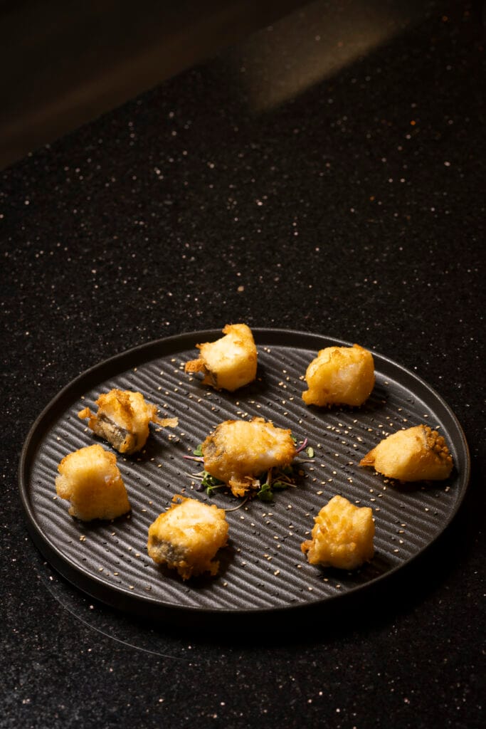 Pescado fresco de lonja rebozado y crujiente. Saborea el producto del día en El Racó de la Xara. Cocina de mercado en la Marina Alta.