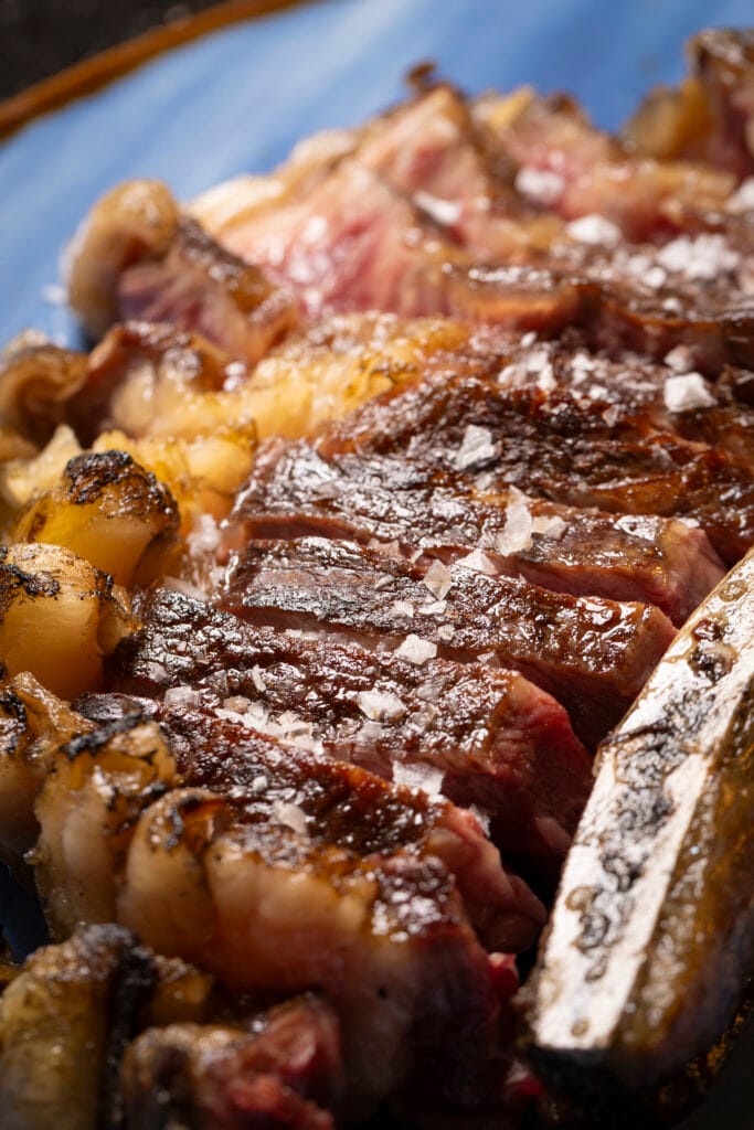 Lomo alto de Vaca, maduración perfecta y sal en escamas. Disfruta de la mejor carne a la brasa en El Racó de la Xara. ¡Un festín de producto!